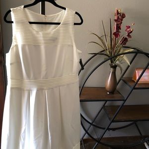 **SOLD** NWT Gorgeous sleeveless dress!